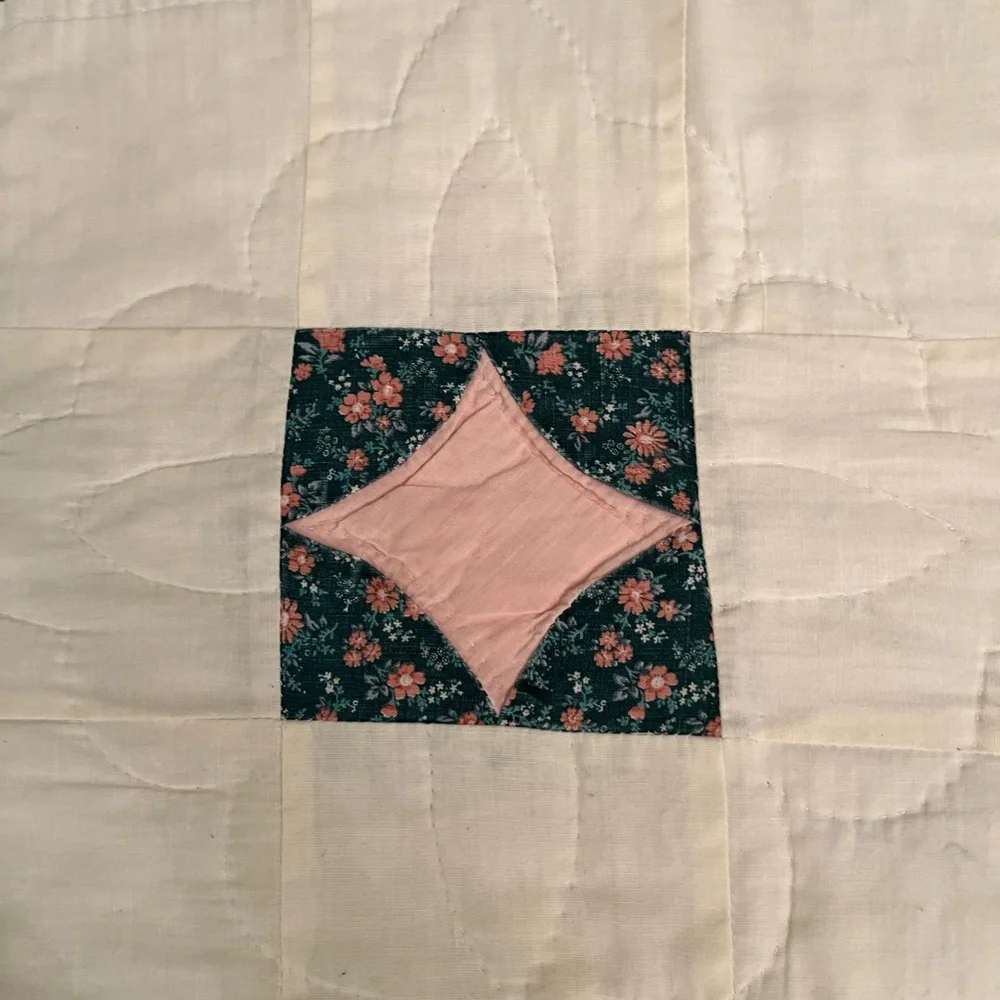 Beautiful quilt made by the Amish in Pennsylvania. In mint condition. QUEEN SIZE - Picture 7 of 9